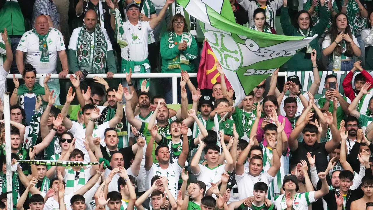 La afici&oacute;n verdiblanca apoya a su equipo durante un partido en El Sardinero. / Racing Santander