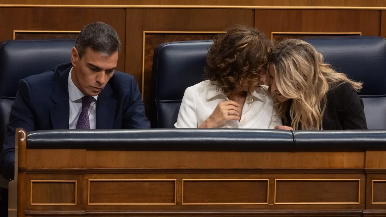 (I-D) El presidente del Gobierno, Pedro S&aacute;nchez; la vicepresidenta primera y ministra de Hacienda, Mar&iacute;a Jes&uacute;s Montero y la vicepresidenta segunda y ministra de Trabajo, Yolanda D&iacute;az. Eduardo Parra