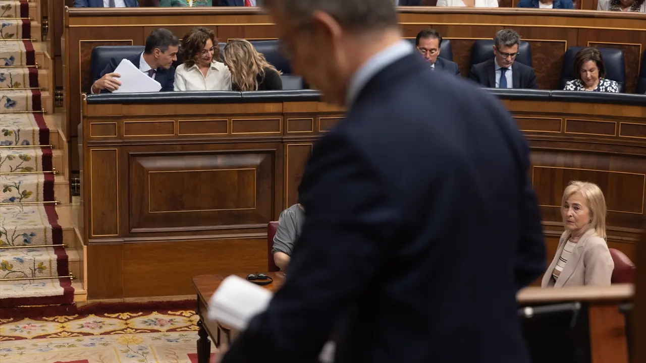 (I-D) El presidente del Gobierno, Pedro S&aacute;nchez; la vicpresidenta primera y ministra de Hacienda, Mar&iacute;a Jes&uacute;s Montero y la vicperesidenta segunda y ministra de Trabajo, Yolanda D&iacute;az, mientras interviene el presidente del PP. Eduardo Parra
