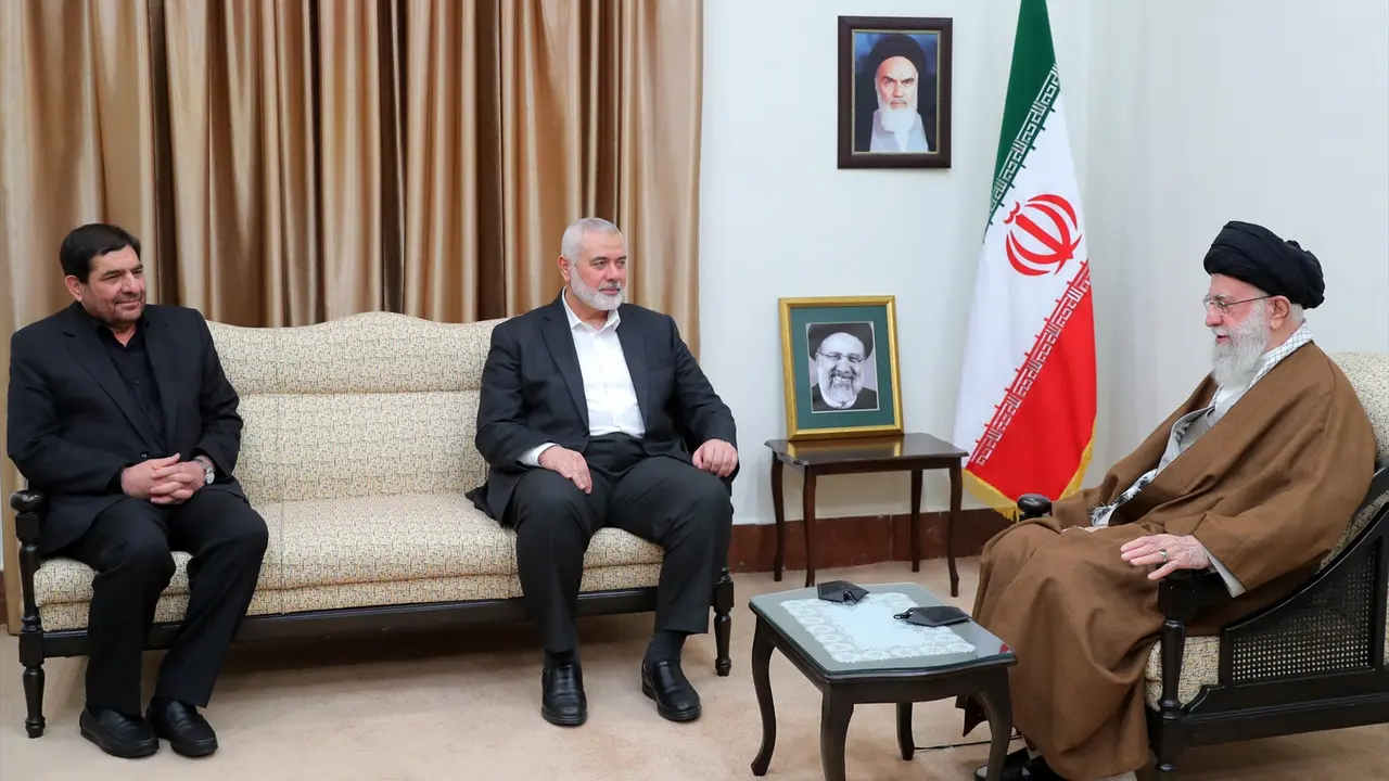 El l&iacute;der supremo iran&iacute;, el Ayatollah Ali Khamenei (R), en conversaciones con el l&iacute;der de Hamas, Ismail Haniyeh (L), durante una reuni&oacute;n despu&eacute;s de la ceremonia f&uacute;nebre del difunto presidente Ebrahim Raisi en Teher&aacute;n. EP