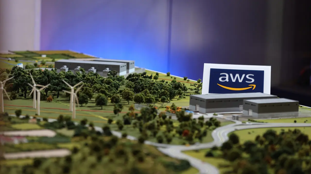Una maqueta de Amazon Web Services (AWS) en el acto de inauguraci&oacute;n. Isabel Infantes / Archivo