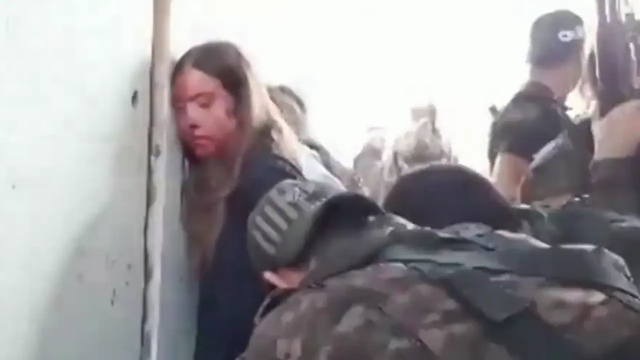 Captura del v&iacute;deo divulgado donde se ve a una joven ensangrentada.