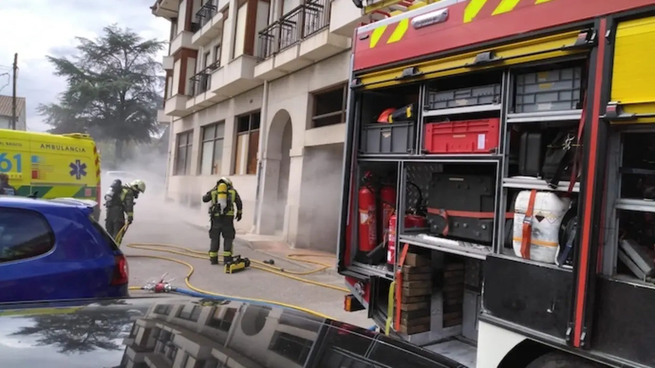 Los bomberos del 112 en el incendio declarado este mi&eacute;rcoles en un garaje de una vivienda propiedad del Gobierno de Cantabria situada en el municipio de Escalante.