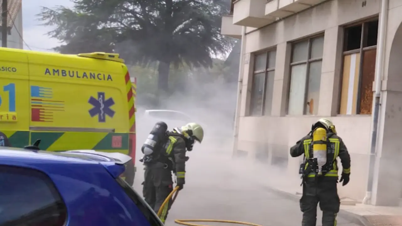 Los bomberos durante la extinci&oacute;n del incendio en un edificio de Escalante. / 112