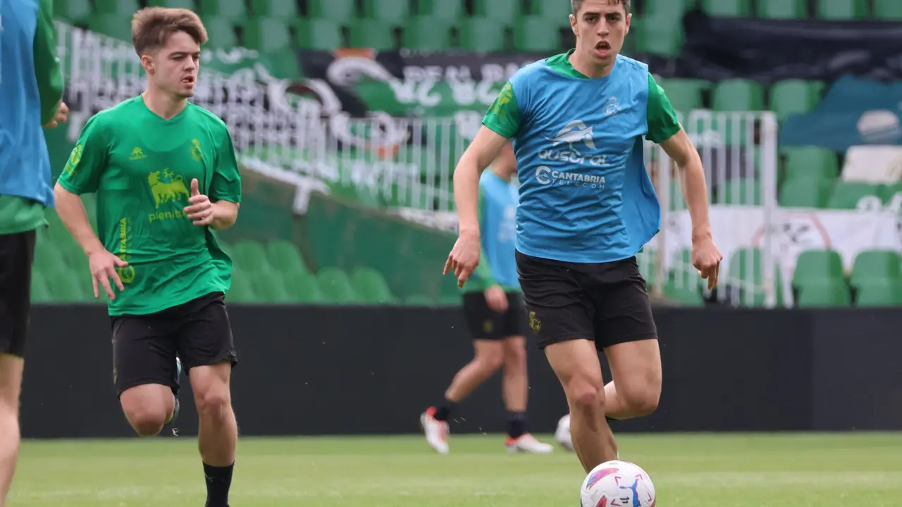 El centrocampista del Racing de Santander, &Iacute;&ntilde;igo Sainz Maza, durante el &uacute;ltimo entrenamiento del equipo. / RRC
