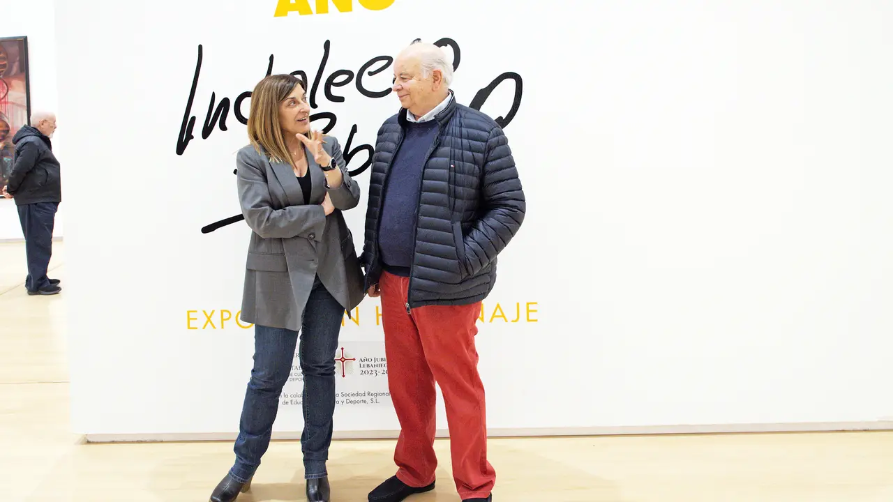 La presidenta de Cantabria, Maria Jos&eacute; S&aacute;enz de Buruaga con el artista Indalecio Primo. / Jos&eacute; Cavia