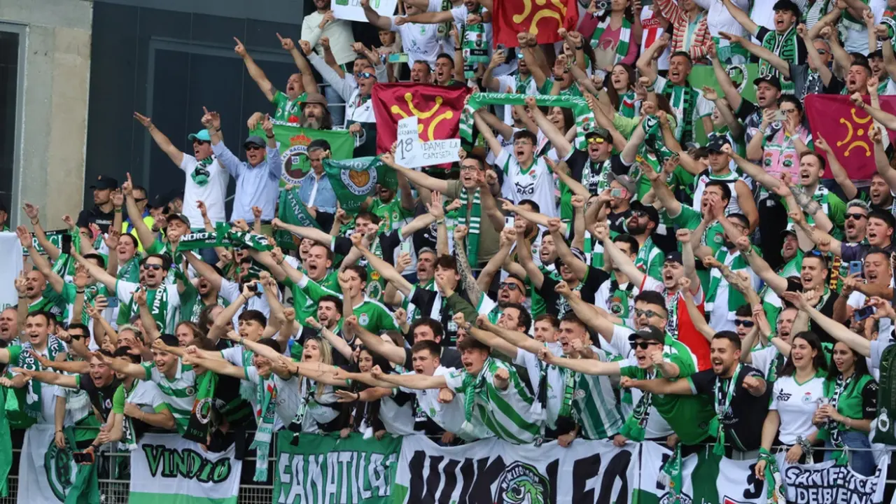 Aficionados del Racing de Santander entregados con su equipo. / RRC