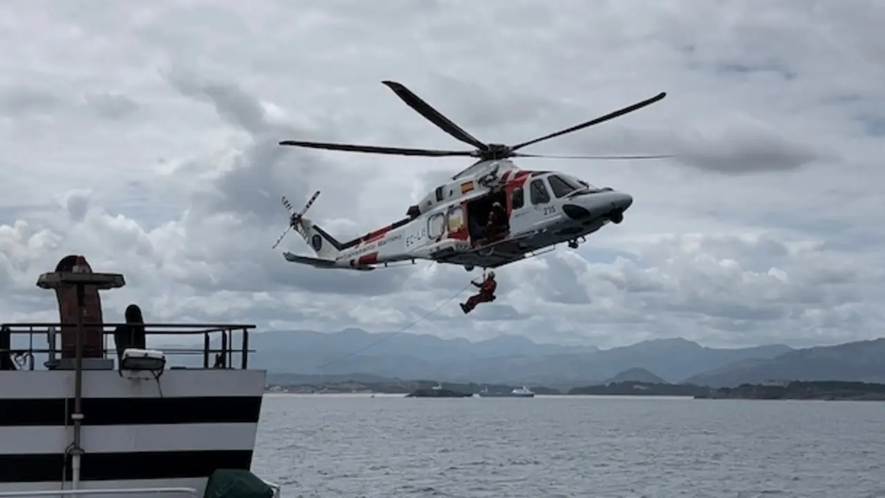 El helic&oacute;ptero recibiendo el paciente para trasladarlo al puerto m&aacute;s cercano. / E. R.