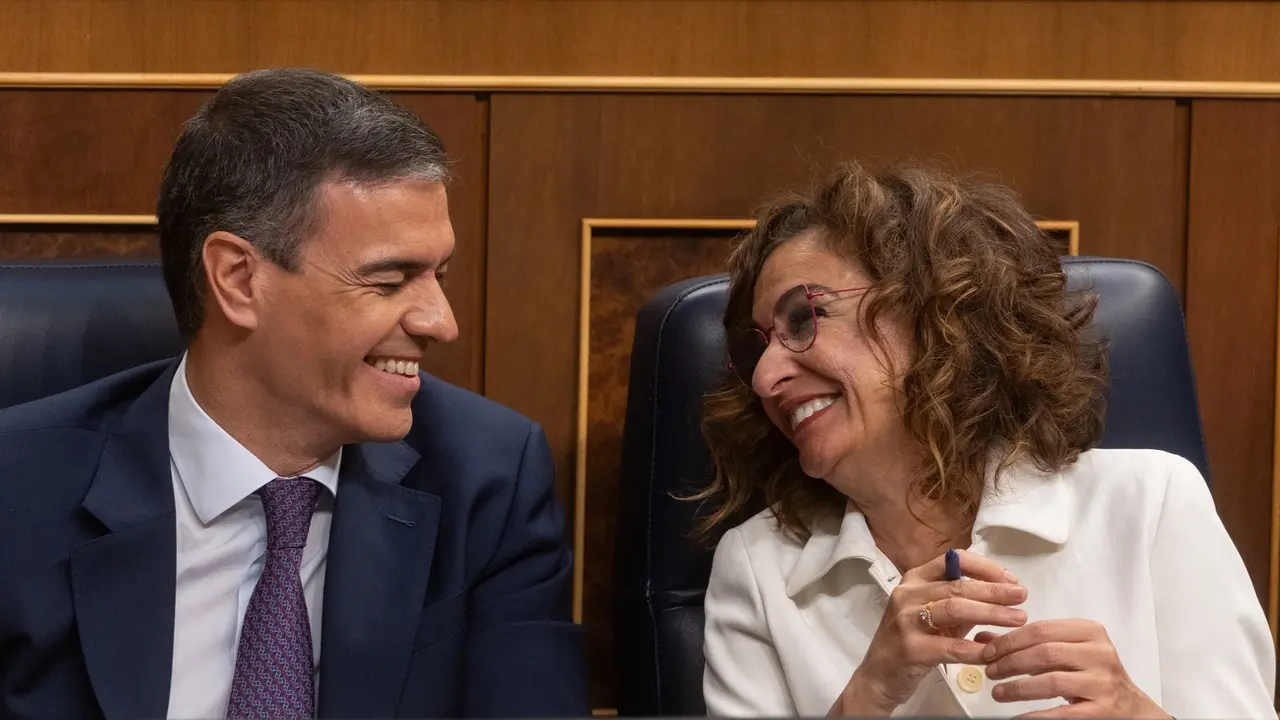 El presidente del Gobierno, Pedro S&aacute;nchez y la vicepresidenta primera y ministra de Hacienda, Mar&iacute;a Jes&uacute;s Montero, durante una sesi&oacute;n plenaria. Eduardo Parra / Archivo