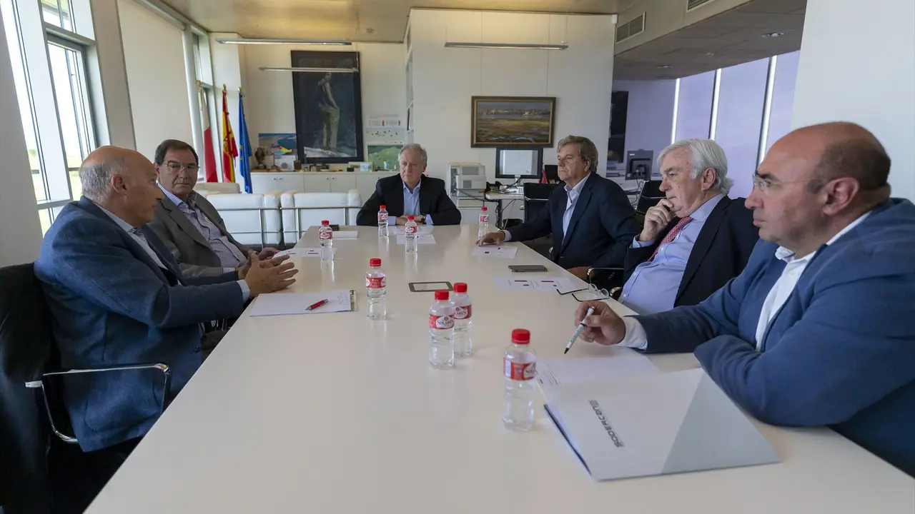 El consejero de Industria, Eduardo Arasti, se re&uacute;ne con el Comit&eacute; de Expertos de Sodercan. Alerta