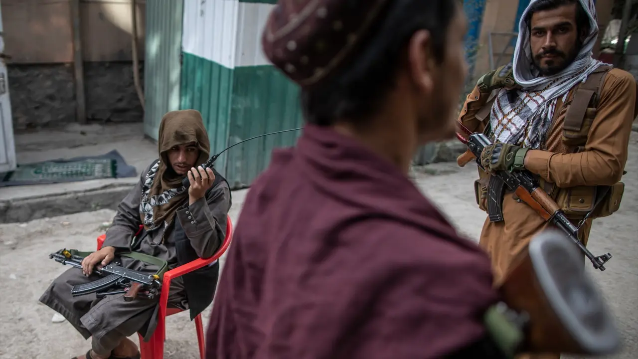 Combatientes talibanes hacen guardia frente a una comisar&iacute;a de polic&iacute;a en Kabul. Oliver Weiken / Archivo