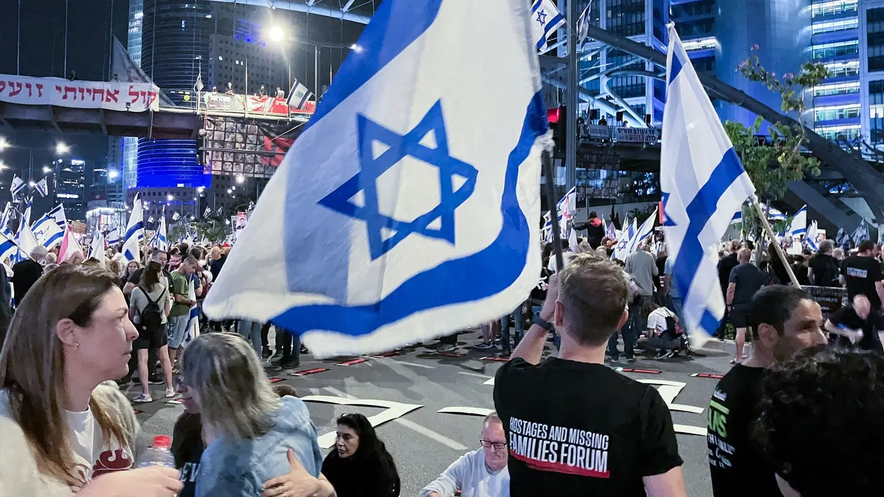 Banderas israel&iacute;es durante una manifestaci&oacute;n pidiendo el retorno de los secuestrados por Ham&aacute;s. DPA / Archivo