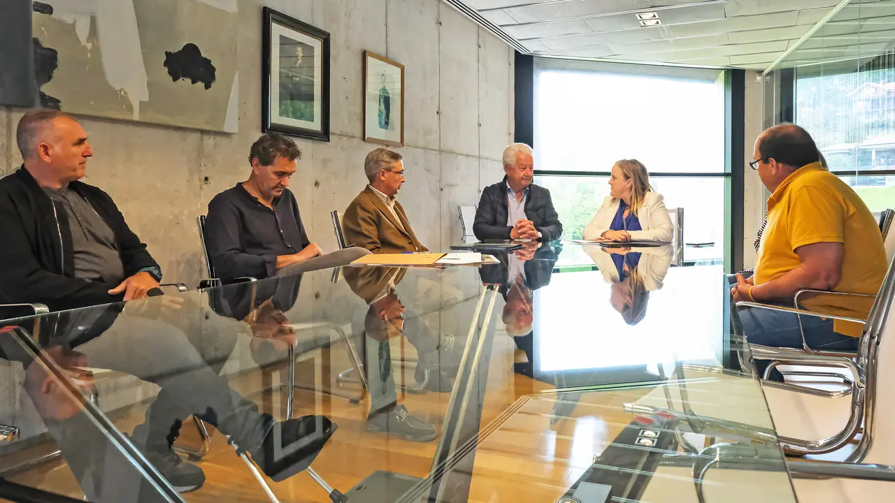 La consejera de Presidencia Isabel Urrutia, con el alcalde de Meruelo Evarito Dominguez. / Alerta