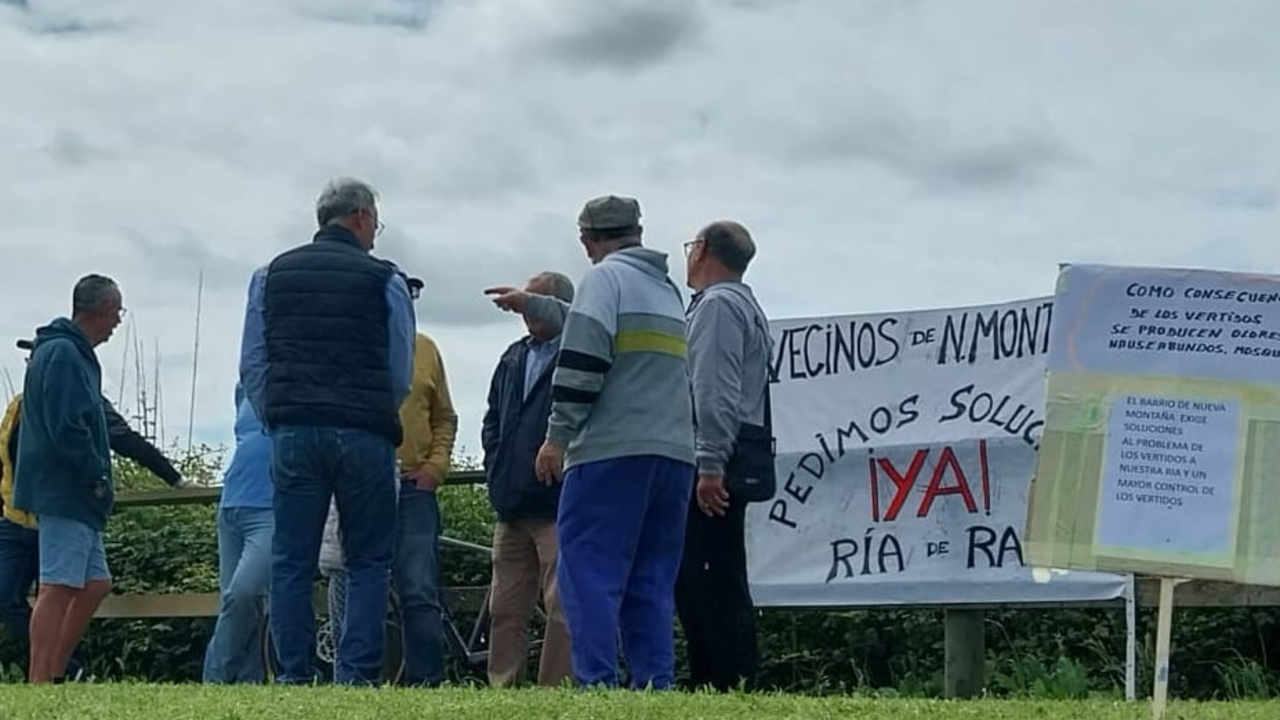 Concentraci&oacute;n de vecinos el pasado jueves junto al tanque de tormentas de Monta&ntilde;a. / Alerta