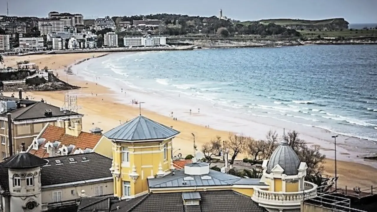 Varios pisos en primera l&iacute;nea de playa, que se pueden ver influenciados por la Ley de Vivienda. / A.E.