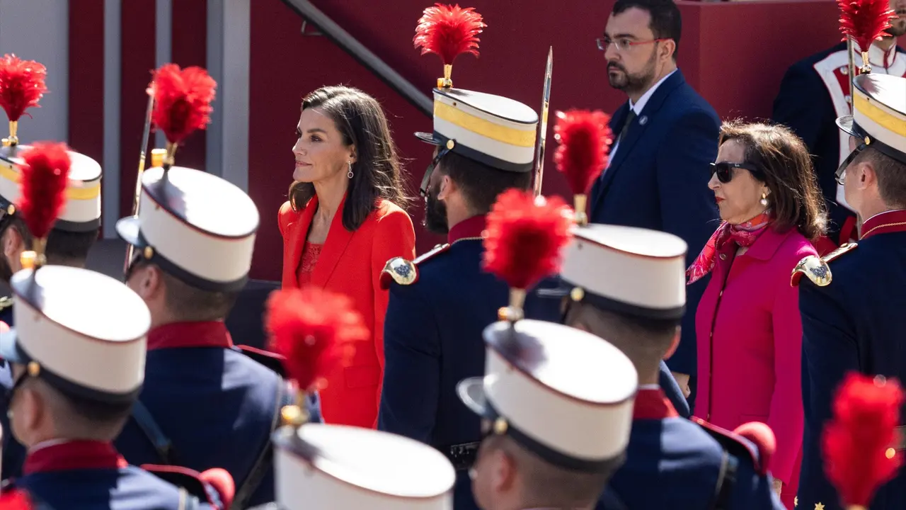 La Reina Letizia (i) y la ministra de Defensa, Margarita Robles (d) durante el desfile militar con motivo del d&iacute;a de las fuerzas armadas. Imanol Rimada