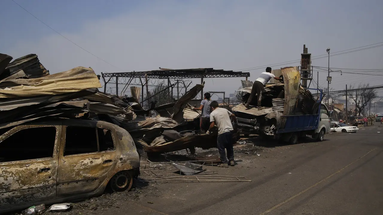 La Polic&iacute;a de Investigaciones (PDI) de Chile arrest&oacute; el viernes a un sospechoso por su presunta responsabilidad en el incendio que a inicios de a&ntilde;o caus&oacute; 137 muertes y dej&oacute; a unas 16,000 personas sin hogar en la regi&oacute;n de Valpara&iacute;so, en el centro del pa&iacute;s.

En una rueda de prensa, el director general de la instituci&oacute;n, Eduardo Cerna, inform&oacute; que el individuo fue detenido en la comuna de Valpara&iacute;so y que las investigaciones contin&uacute;an, ya que no se descarta la participaci&oacute;n de otros implicados. No se ofrecieron detalles sobre el detenido ni su identidad.

Sin embargo, el superintendente del Cuerpo de Bomberos en Valpara&iacute;so, Juan Paredes, declar&oacute; a la prensa que el sospechoso es un hombre de 22 a&ntilde;os que act&uacute;a como bombero voluntario. Por otro lado, el comandante del Cuerpo de Bomberos de la zona, Vicente Maggiolo, mencion&oacute; que la corporaci&oacute;n est&aacute; "devastada" y describi&oacute; el incidente como "un hecho completamente aislado" que "no empa&ntilde;a" la instituci&oacute;n.

Cuando se le pregunt&oacute; sobre el impacto de que un bombero voluntario est&eacute; involucrado en el incendio, Maggiolo lo calific&oacute; como un hecho "terrible" en una corporaci&oacute;n con m&aacute;s de 170 a&ntilde;os al servicio de Valpara&iacute;so.

El megaincendio, que tambi&eacute;n destruy&oacute; m&aacute;s de 10,000 viviendas, comenz&oacute; el pasado 2 de febrero en la reserva natural Lago Pe&ntilde;uelas, en el centro de Chile, y durante varios d&iacute;as afect&oacute; a diversas comunas. Este suceso es considerado la peor tragedia en el pa&iacute;s desde el terremoto de magnitud 8,8 del 27 de febrero de 2010, que provoc&oacute; la muerte de m&aacute;s de 500 personas.

Desde el inicio, las autoridades sospechaban que los incendios fueron intencionales, ya que se encontraron indicios de gasolina y parafina en los alrededores de los focos de fuego.

Seg&uacute;n el director de la PDI, la detenci&oacute;n es resultado del trabajo investigativo, minuciosas labores en el terreno y el cruce de informaciones durante varios meses. Cerna afirm&oacute; ante la prensa, junto a la ministra del Interior y Seguridad, Carolina Toh&aacute;, y al fiscal general, &Aacute;ngel Valencia, que las diligencias realizadas permitieron "obtener la orden de detenci&oacute;n del autor de los incendios ocurridos en el mes de febrero en la regi&oacute;n de Valpara&iacute;so, con resultados que todos conocemos y que cost&oacute; la vida de m&aacute;s de 130 personas".

Las llamas devastaron casi 9,000 hect&aacute;reas en la regi&oacute;n, una de las m&aacute;s visitadas del pa&iacute;s andino, de las cuales unas 4,200 hect&aacute;reas corresponden a bosque nativo. Afectaron severamente partes de las comunas de Valpara&iacute;so, Vi&ntilde;a del Mar, Quilpu&eacute; y Villa Alemana. &Aacute;lvaro Rojas Reyes / Archivo