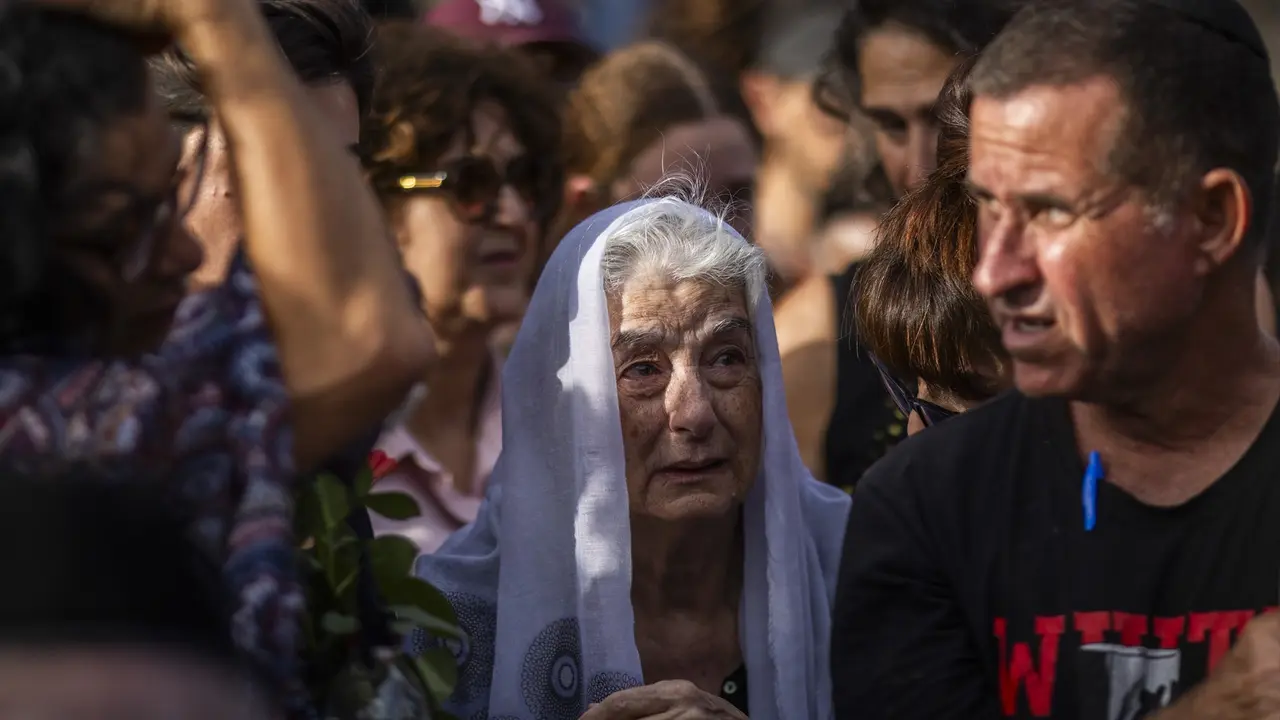 Una mujer en el funeral de una de las v&iacute;ctimas mortales del ataque de Ham&aacute;s. Ilia Yefimovich / Archivo