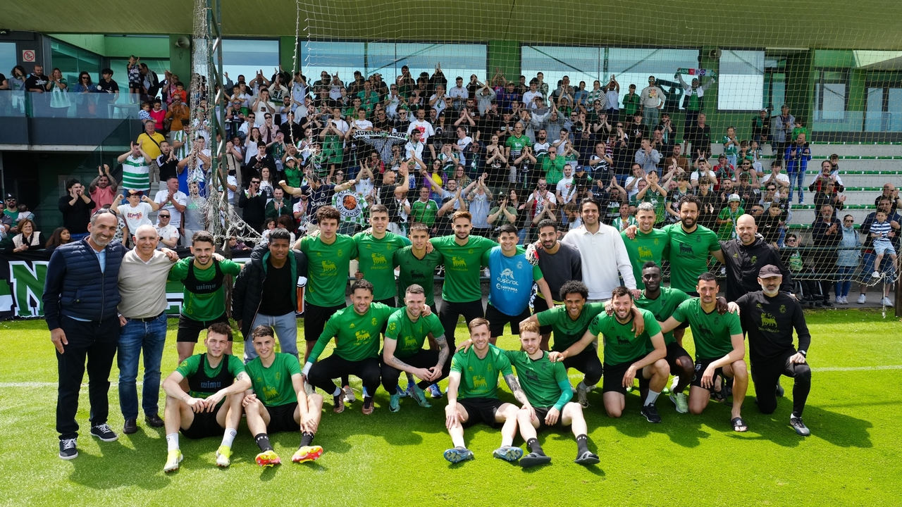 Los jugadores reciben el apoyo de la afici&oacute;n en el entrenamiento en La Albericia. / RRC