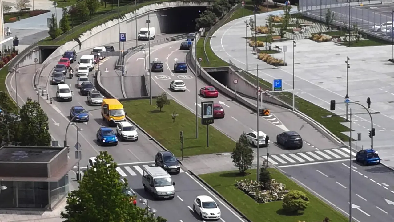 Varios coches circulando por las calles de Santander. / Ep