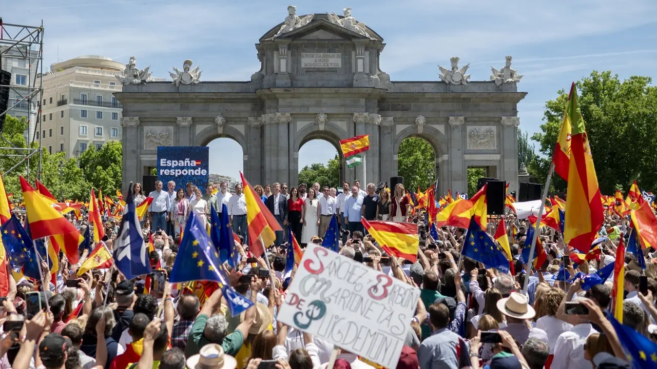 Decenas de personas durante una manifestaci&oacute;n del PP, en la Puerta de Alcal&aacute;. Alberto Ortega