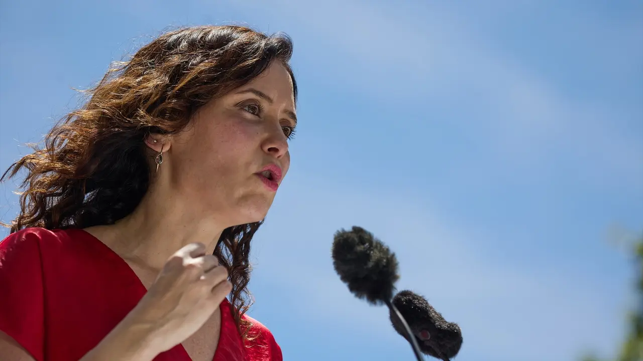 La presidenta de la Comunidad de Madrid, Isabel D&iacute;az Ayuso, interviene durante una manifestaci&oacute;n del PP. Jes&uacute;s Hell&iacute;n