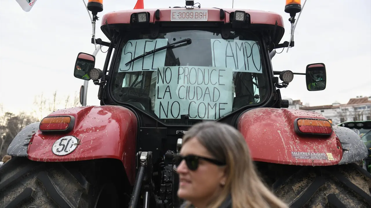 Un tractor con una pancarta durante una protesta. Fernando S&aacute;nchez / Archivo