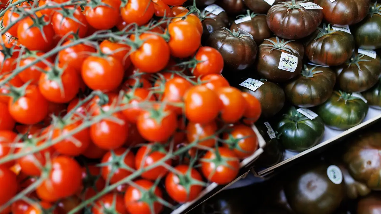 Dos variedades de tomate en un mercado. Alejandro Mart&iacute;nez V&eacute;lez / Archivo