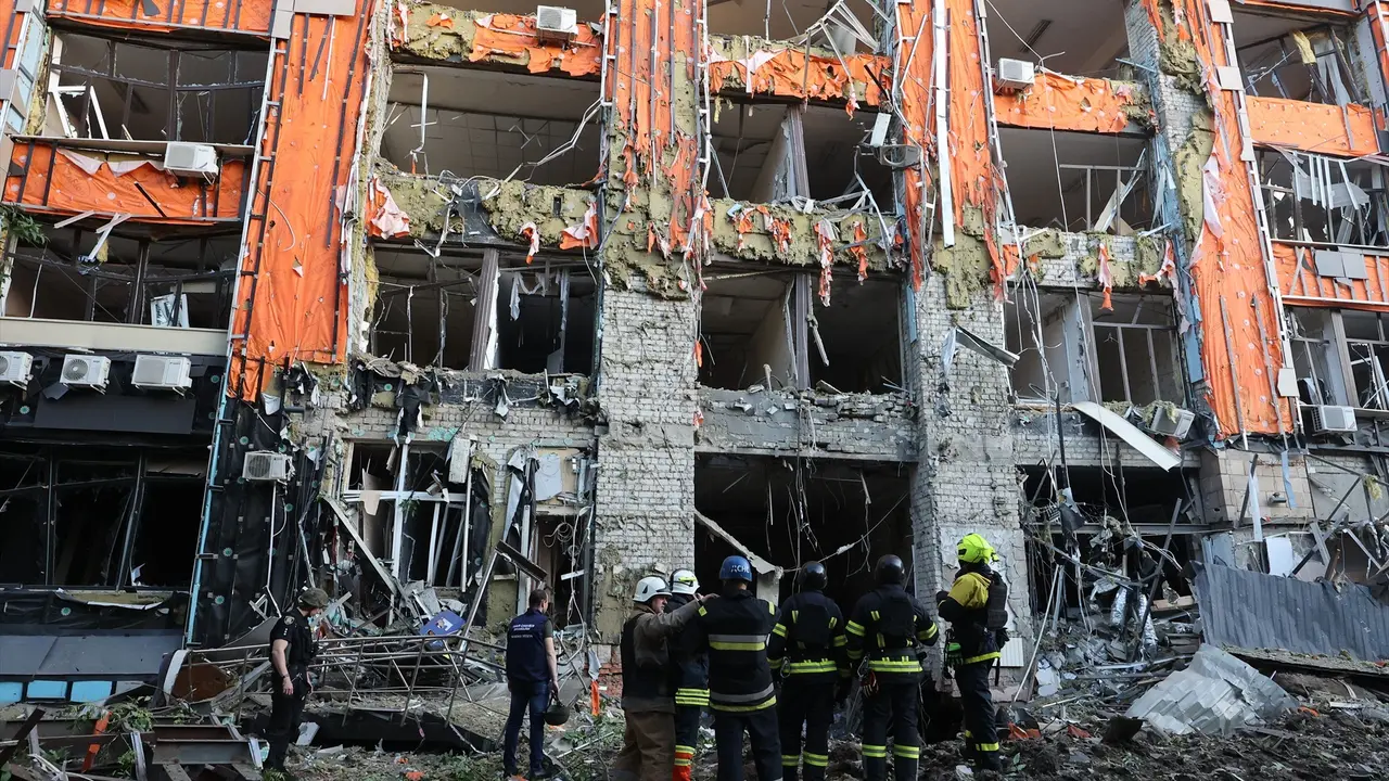 Bomberos y equipos de rescate frente a un edificio impactado por un misil ruso. / Archivo