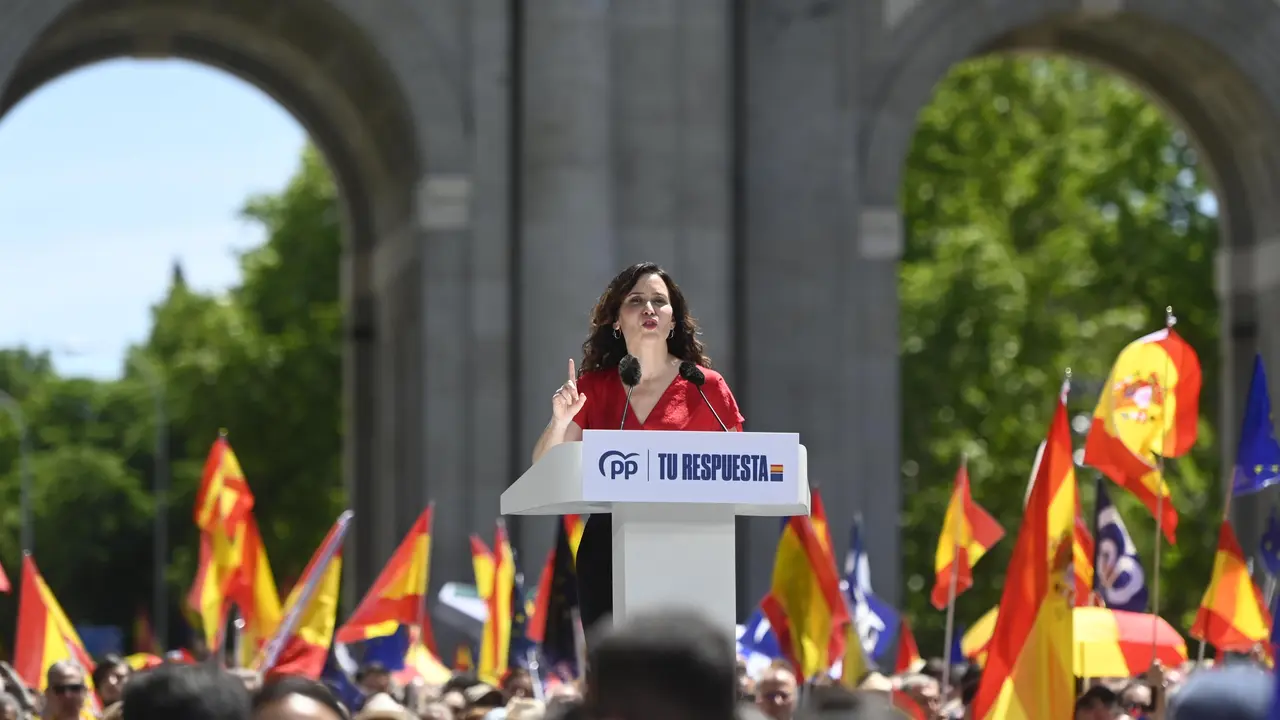 La presidenta de la Comunidad de Madrid, Isabel D&iacute;az Ayuso, interviene durante una manifestaci&oacute;n del PP. / Alberto Ortega