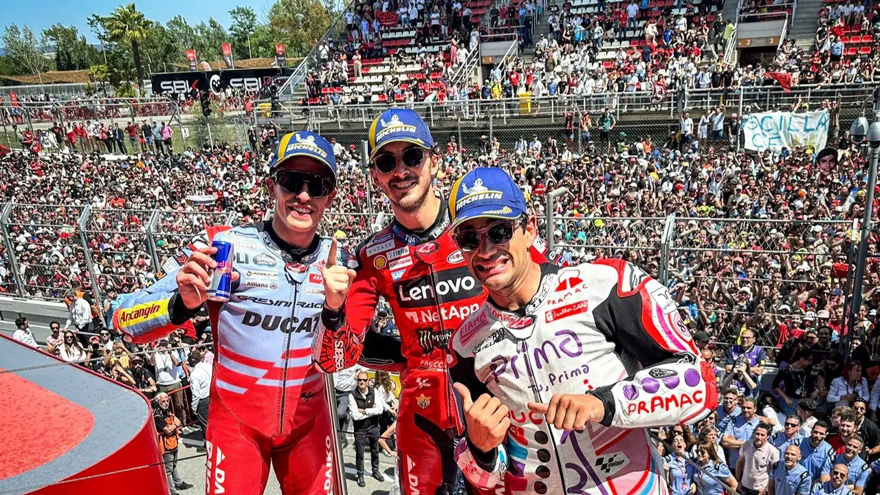 Baganaia, Jorge Martin y Marc M&aacute;rquez tras la carrera. / Moto GP