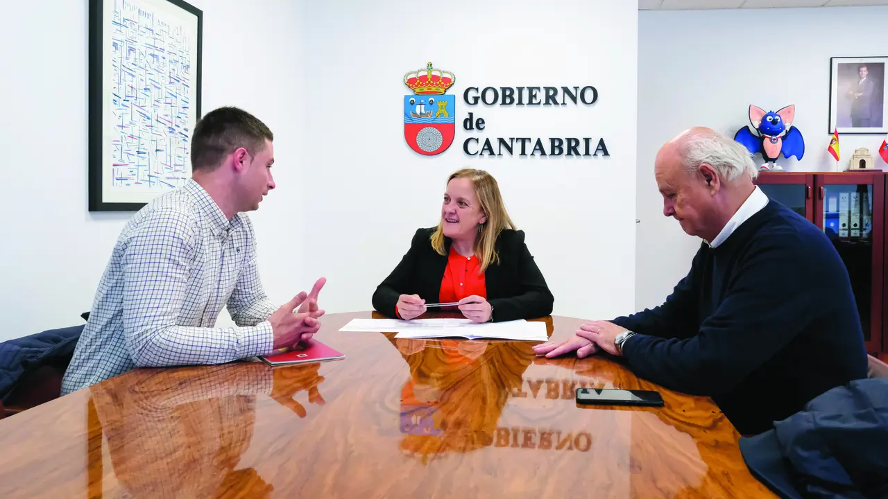 La Consejera de Presidencia, Isabel Urrutia, recibe al alcalde de Rasines, Sergio Castro. / Alerta