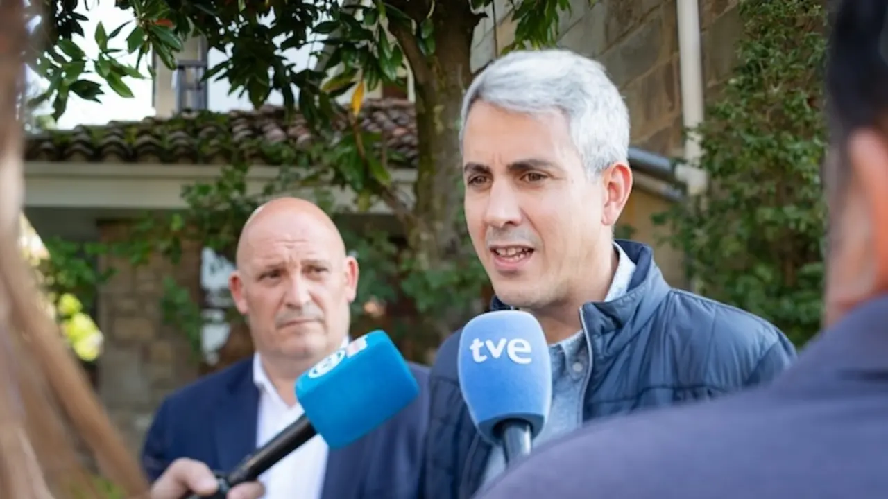El alcalde de Santillana del Mar, &Aacute;ngel Rodr&iacute;guez y Pablo Zuloaga (PSOE). / A.E.