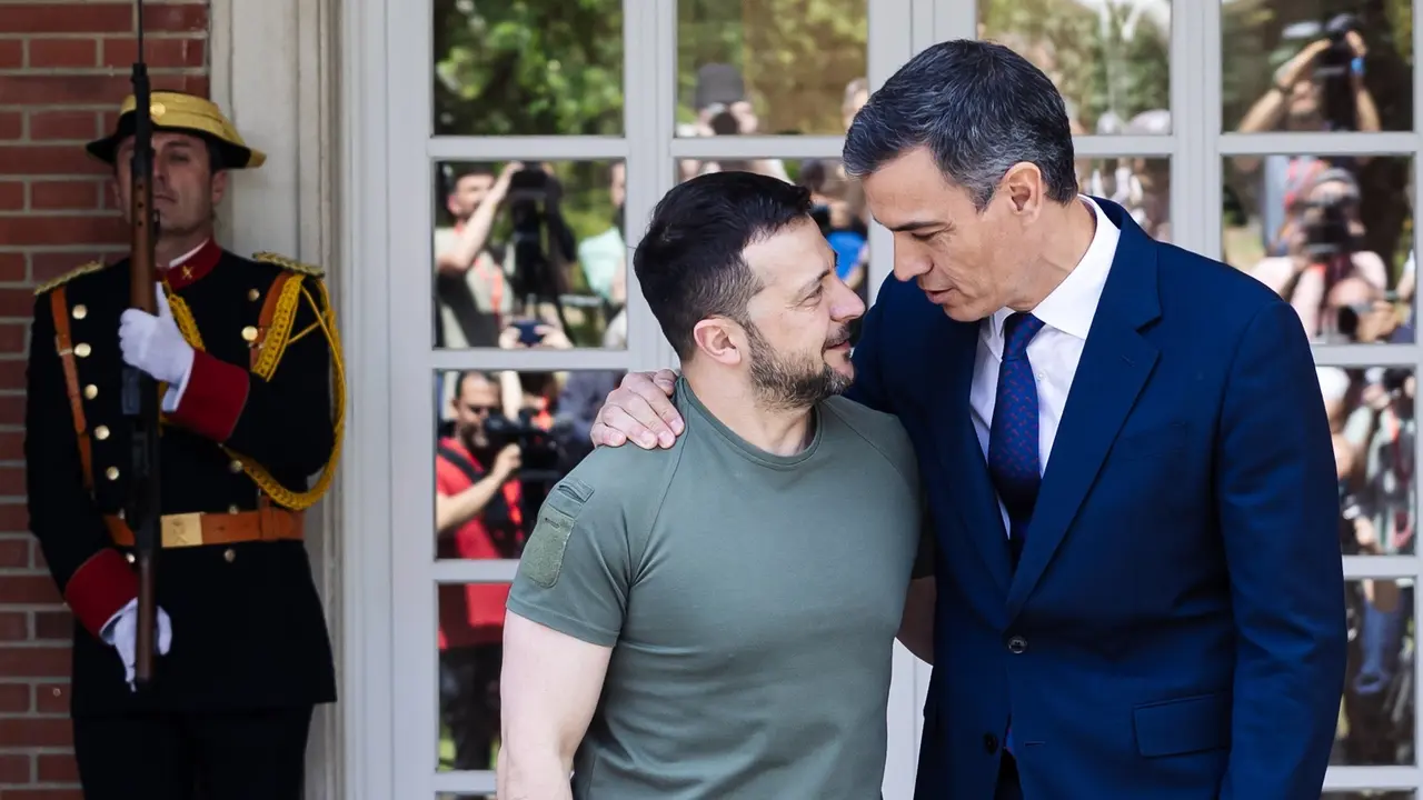 El presidente de Ucrania, Volodimir Zelenski (i) y el presidente del Gobierno, Pedro S&aacute;nchez (d), se saludan a su llegada a un encuentro en el Palacio de La Moncloa. Carlos Luj&aacute;n