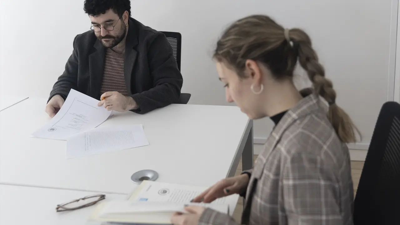 Simulaci&oacute;n de firma de una hipoteca. Eduardo Parra / Archivo
