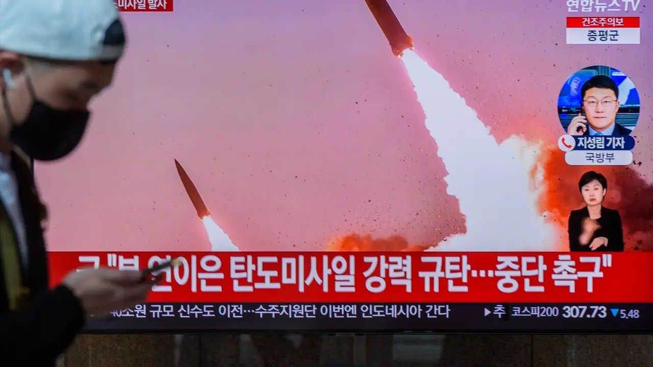 Imagen de la televisi&oacute;n mostrando las fotograf&iacute;as reveladas por Corea del Norte del lanzamiento de misiles bal&iacute;sticos. EP / Archivo