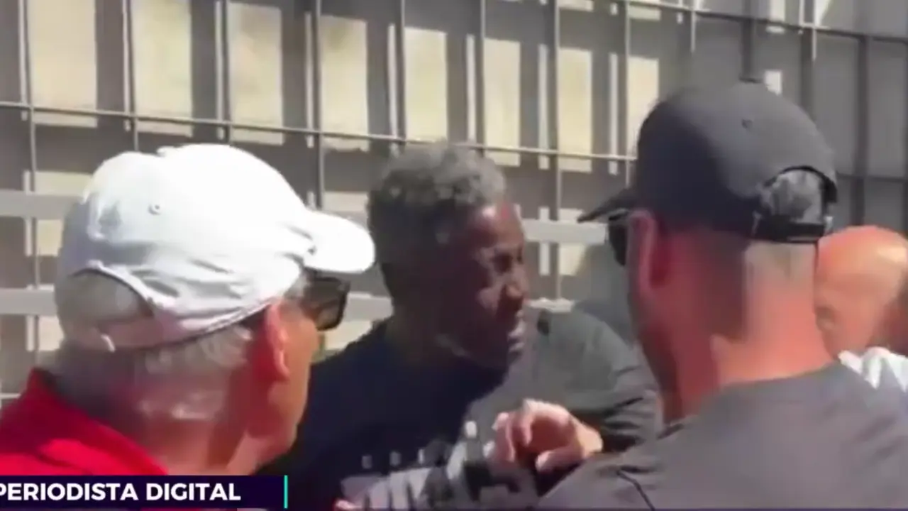 Momento de la agresi&oacute;n al periodista. / Redes sociales