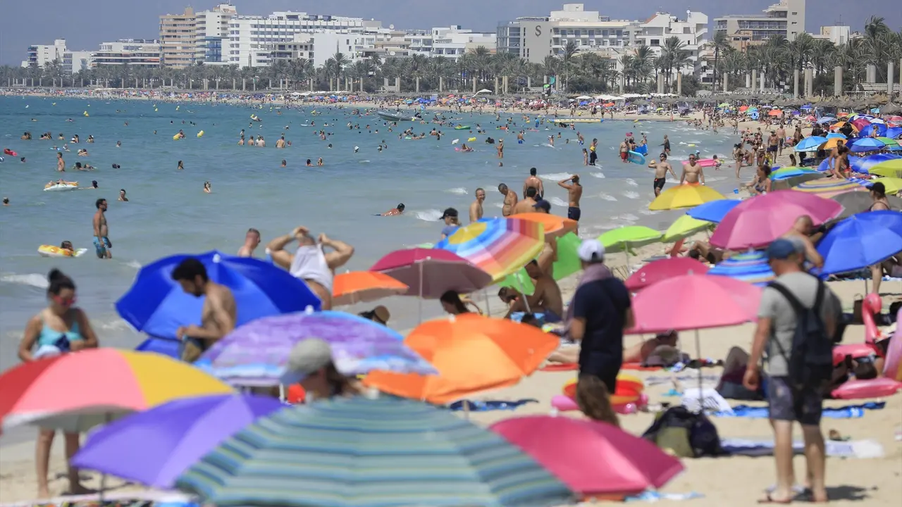 Decenas de personas en una playa de Palma. Clara Margais / Archivo