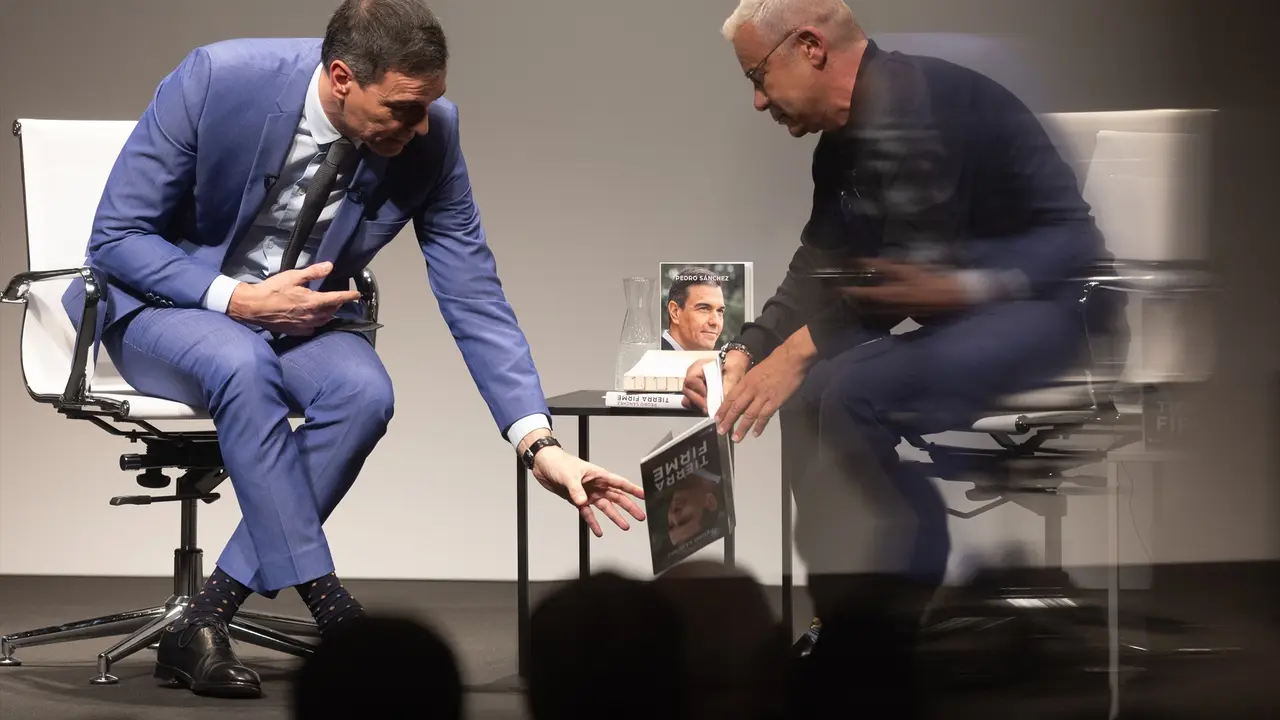 El presidente del Gobierno, Pedro S&aacute;nchez (i) y el presentador de televisi&oacute;n, Jorge Javier V&aacute;zquez (d), durante la presentaci&oacute;n del libro &lsquo;Tierra firme&rsquo;. Eduardo Parra / Archivo