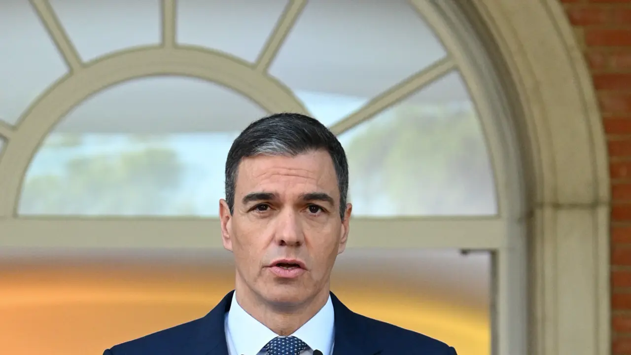 El presidente del Gobierno, Pedro S&aacute;nchez, durante una rueda de prensa, en el Congreso de los Diputados, a 28 de mayo de 2024, en Madrid (Espa&ntilde;a). Pedro S&aacute;nchez ha realizado una declaraci&oacute;n institucional sobre el reconocimiento del Estado de Palestina, tras anunciar el pasado mi&eacute;rcoles, 22 de mayo, que Espa&ntilde;a iba a proceder al reconocimiento de Palestina como Estado hoy, 28 de mayo, en el Consejo de Ministros tras el acuerdo alcanzado entre PSOE y Sumar en ese sentido. El anuncio se produjo de forma pr&aacute;cticamente simult&aacute;nea al que hicieron los gobiernos de Irlanda y Noruega, con la respuesta israel&iacute; inmediata llamando a consultas de sus embajadores en estos tres pa&iacute;ses y la convocatoria de sus embajadores en Tel Aviv en el Ministerio de Exteriores. leer menos

Firma: Pool Moncloa / Borja Puig de la Bellacasa