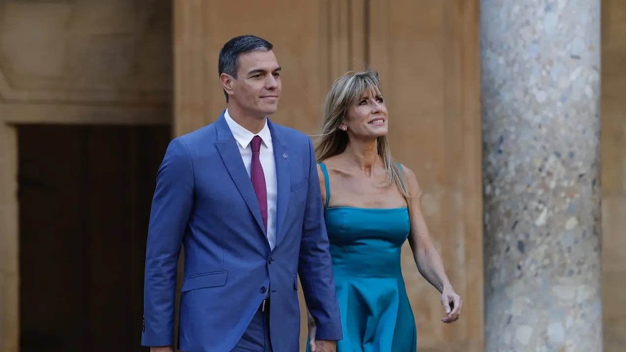 El presidente del Gobierno, Pedro S&aacute;nchez, junto a su mujer, Bego&ntilde;a G&oacute;mez. &Aacute;lex C&aacute;mara / Archivo