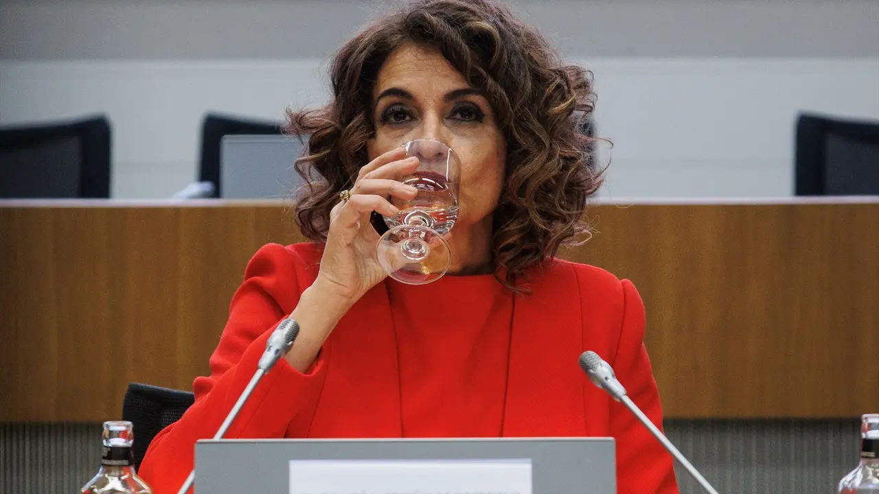 La vicepresidenta primera y ministra de Hacienda, Mar&iacute;a Jes&uacute;s Montero, bebe agua durante unas jornadas. EP / Archivo