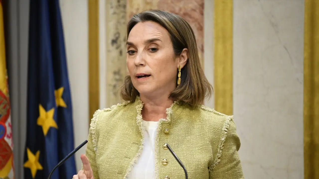 La secretaria general del PP, Cuca Gamarra, ofrece una rueda de prensa durante una sesi&oacute;n plenaria. Fernando S&aacute;nchez