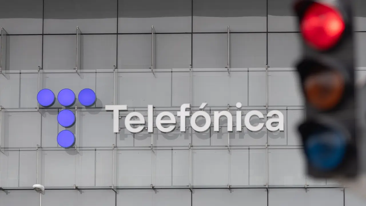 Un sem&aacute;foro en rojo frente a la sede de Telef&oacute;nica. Eduardo Parra / Archivo