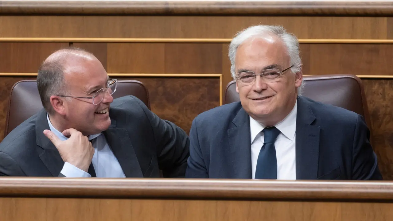 El portavoz del PP en el Congreso, Miguel Tellado (i), y el director de campa&ntilde;a para las elecciones europeas del 9J y vicesecretario Institucional del PP, Esteban Gonz&aacute;lez Pons (d). Eduardo Parra