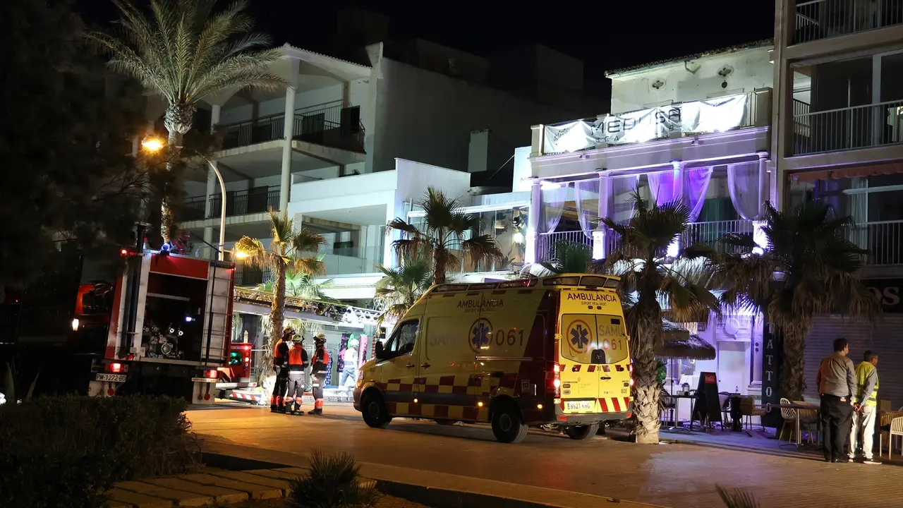 Los servicios de emergencia en las inmediaciones de un edificio derrumbado. / EP / Archivo