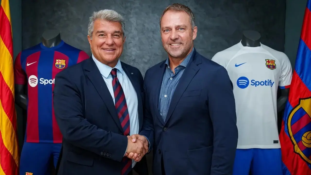 El presidente del FC Barcelona, Joan Laporta, junto al nuevo entrenador del primer equipo de f&uacute;tbol masculino, el alem&aacute;n Hansi Flick. / FCB