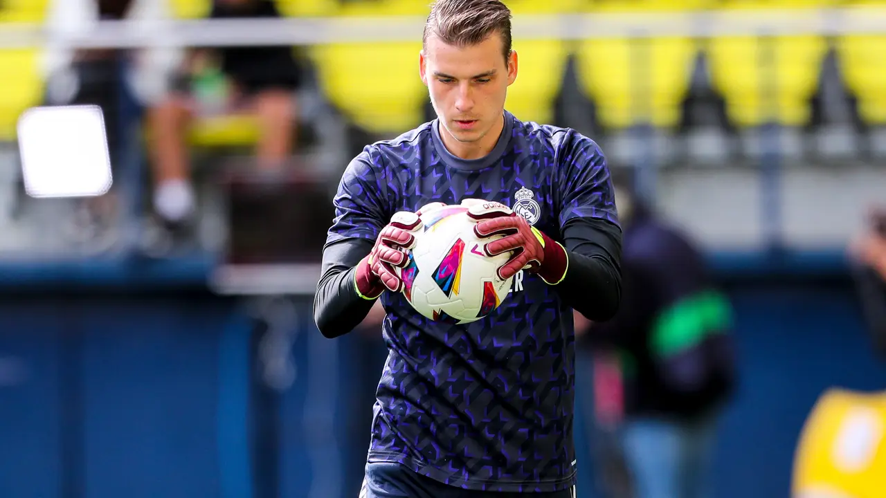 Andriy Lunin calentando antes del partido frente al Villarreal. / EP