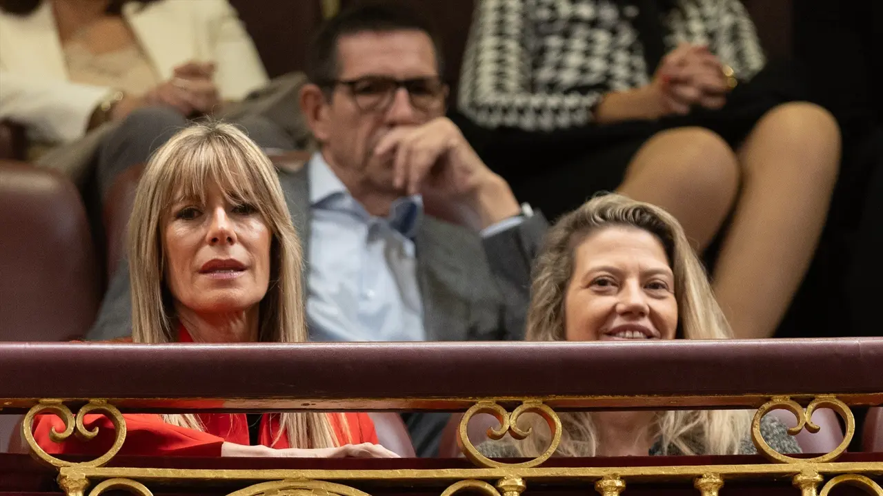 La mujer de Pedro S&aacute;nchez, Bego&ntilde;a G&oacute;mez (i) durante una sesi&oacute;n en el Congreso de los Diputados. / Eduardo Parra / Archivo