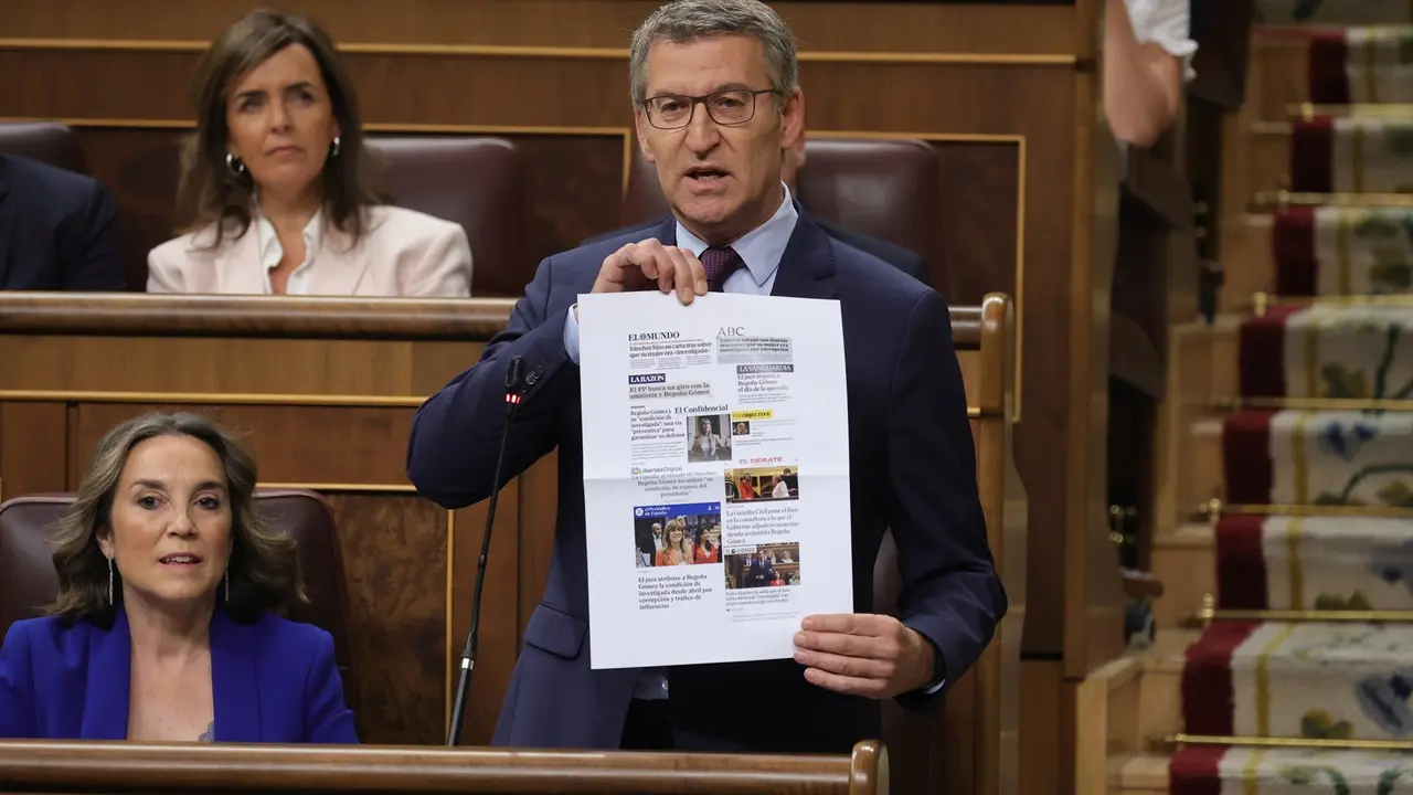 El l&iacute;der del PP, Alberto N&uacute;&ntilde;ez Feij&oacute;o, interviene durante la sesi&oacute;n de control al Gobierno, en el Congreso de los Diputados, mostrando un compendio de las noticias publicadas sobre Bego&ntilde;a G&oacute;mez. / Jes&uacute;s Hell&iacute;n